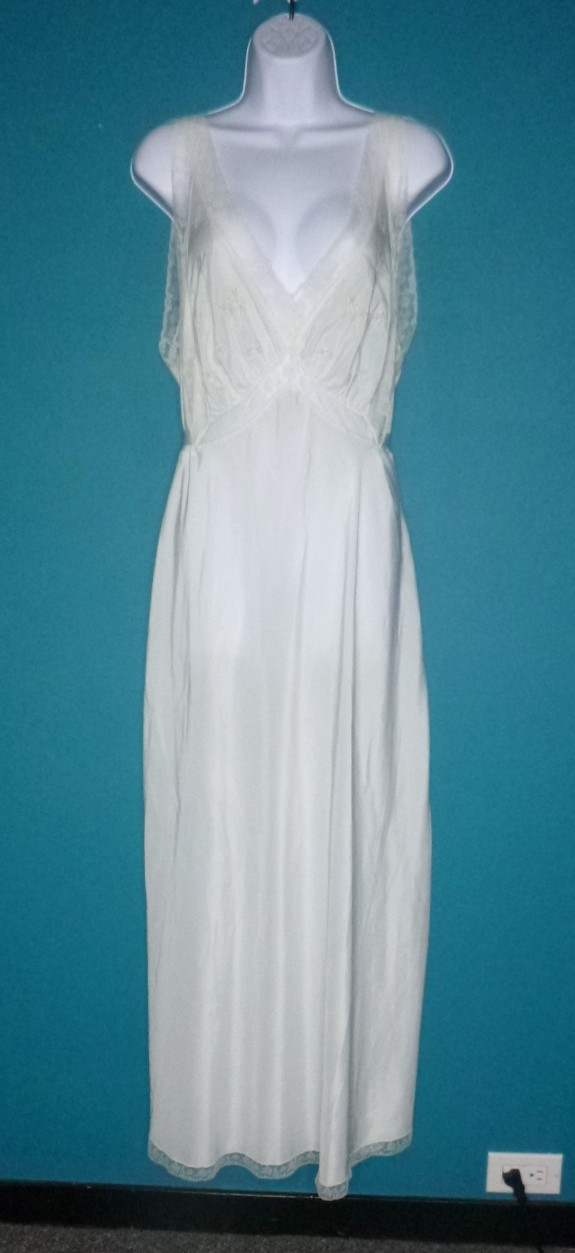 Vtg 60s Barbizon Crepe Remarque Long Nightgown Embroidered Flowers Sz 20 VOLUP