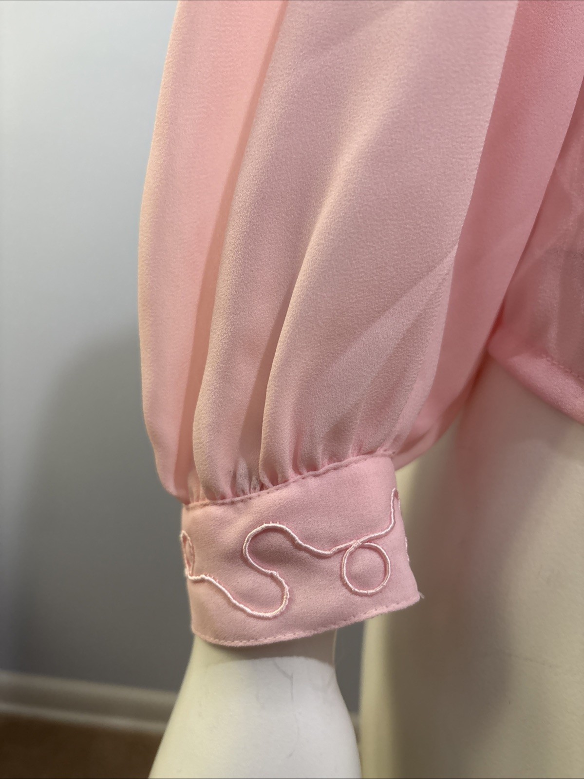 Gorgeous Vtg Kirsten Grey Pink embroidered Pleated Faux Pearls Blouse Sz 8