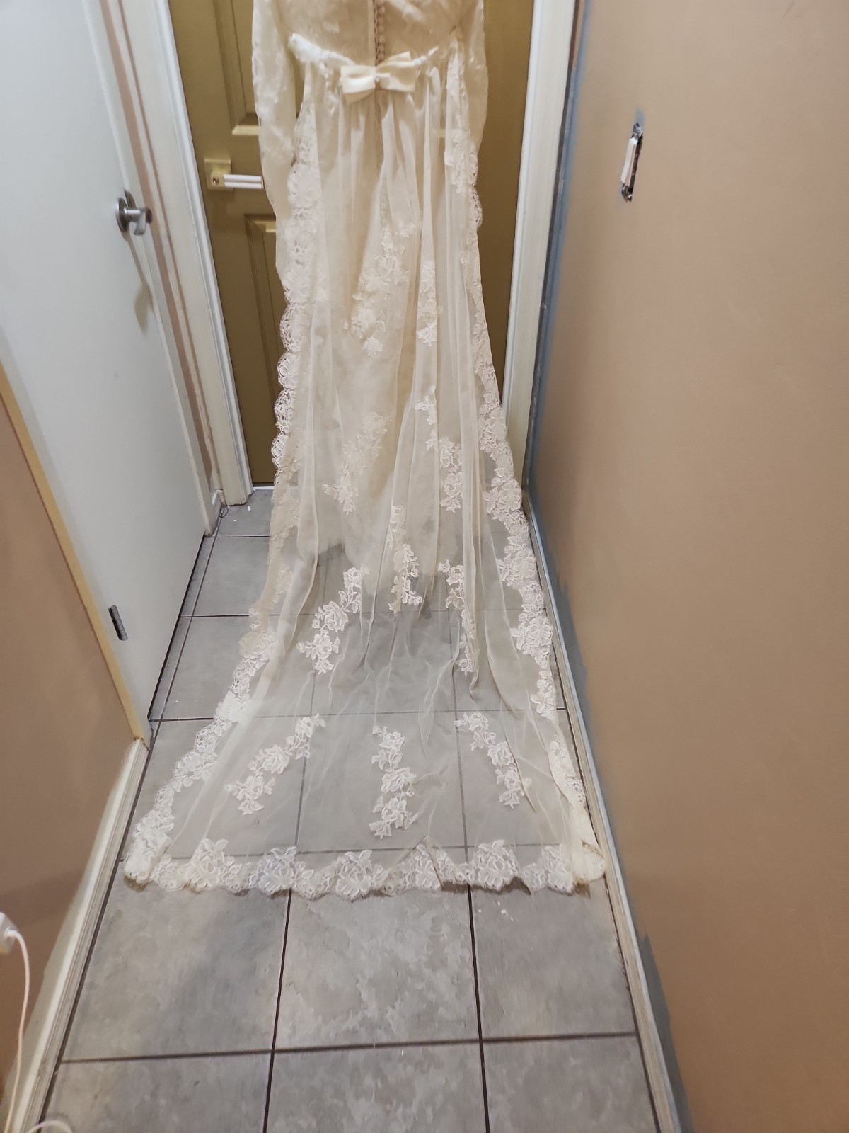 VTG 1960s Alfred Angelo Edythe Vincent Lace Gown Veil Set
