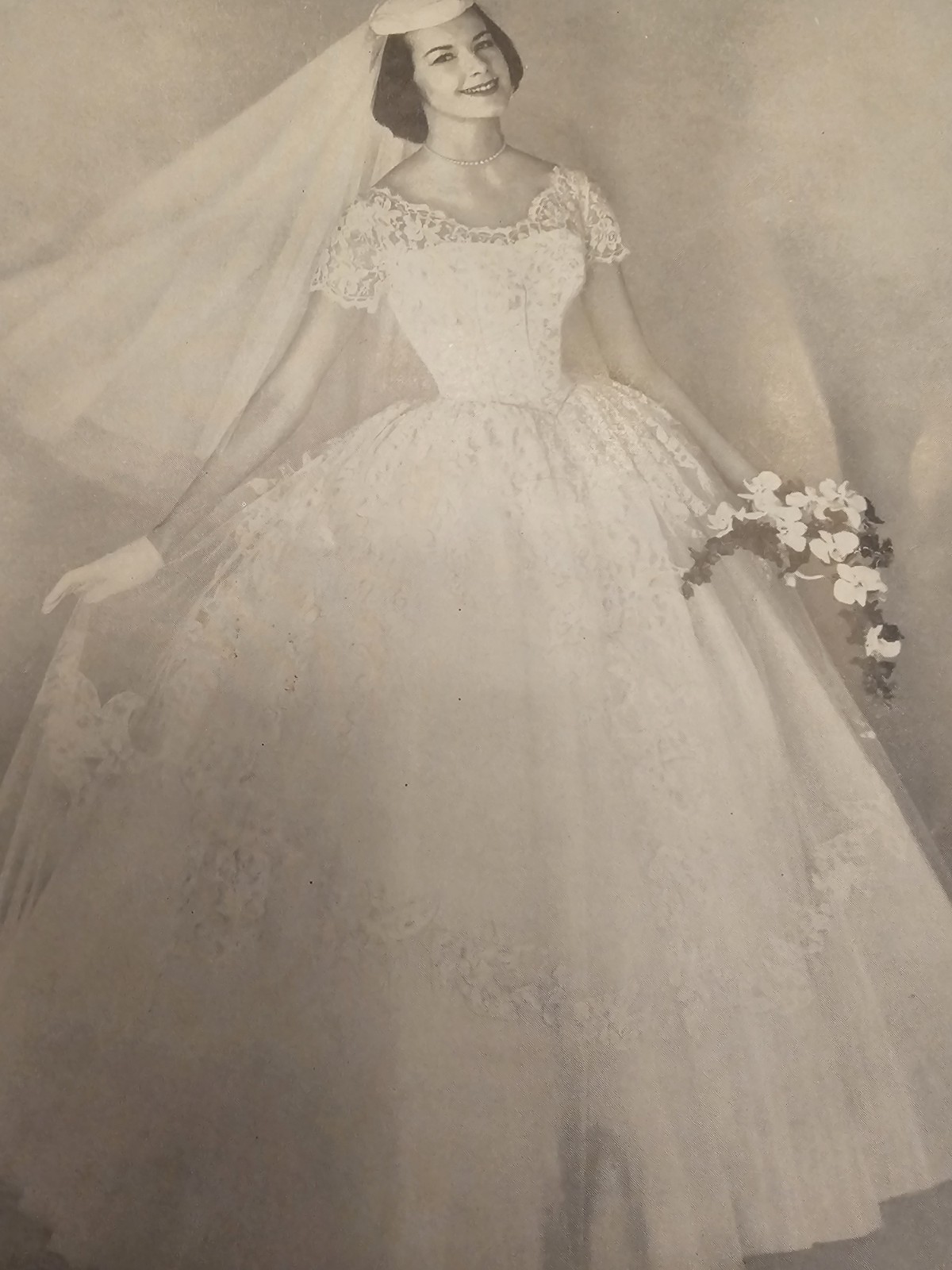Vintage 1959 Wedding Dress. Excellent Condition With Gauntlets.