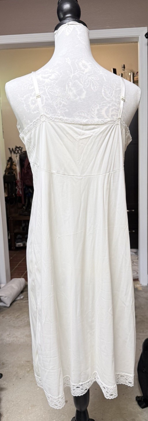 VINTAGE Vanity Fair Lace Night Gown slip Dress Lace Size 40 EUC