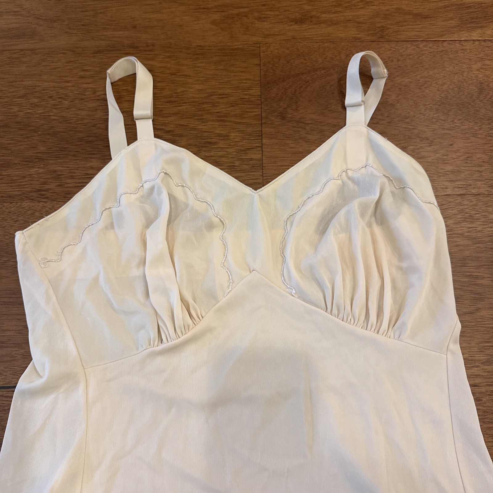 Vintage Women’s Full Slip Size 36 M Medium Nylon 39″ long off white