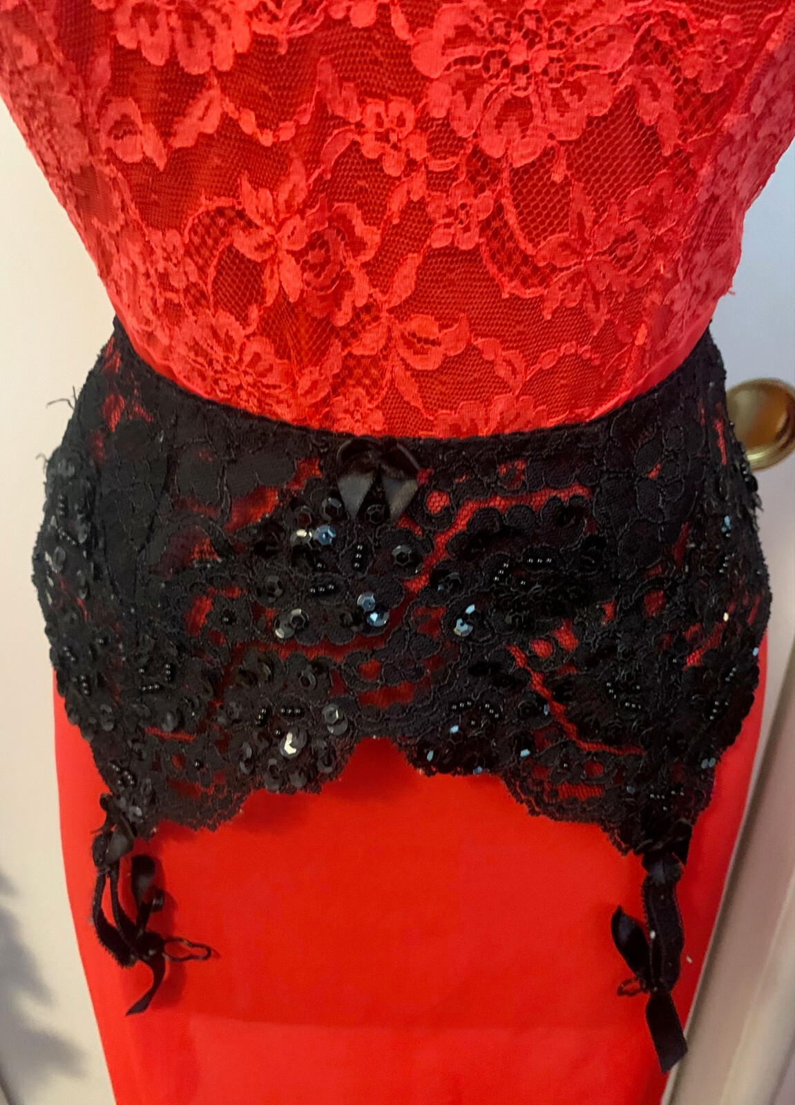 PINUP CORSET RED AND BLACK S-SM to 26″ Tags VINTAGE + FREE NOS 1950s STOCKINGS