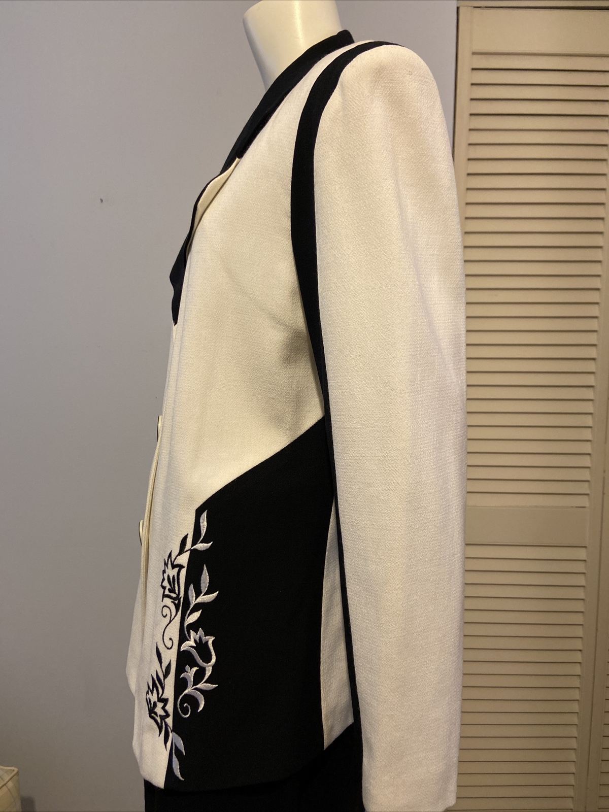 VTG Laura Henson Chic Black & White Embroidered Flowers Blazer/Jacket Sz 8 EUC
