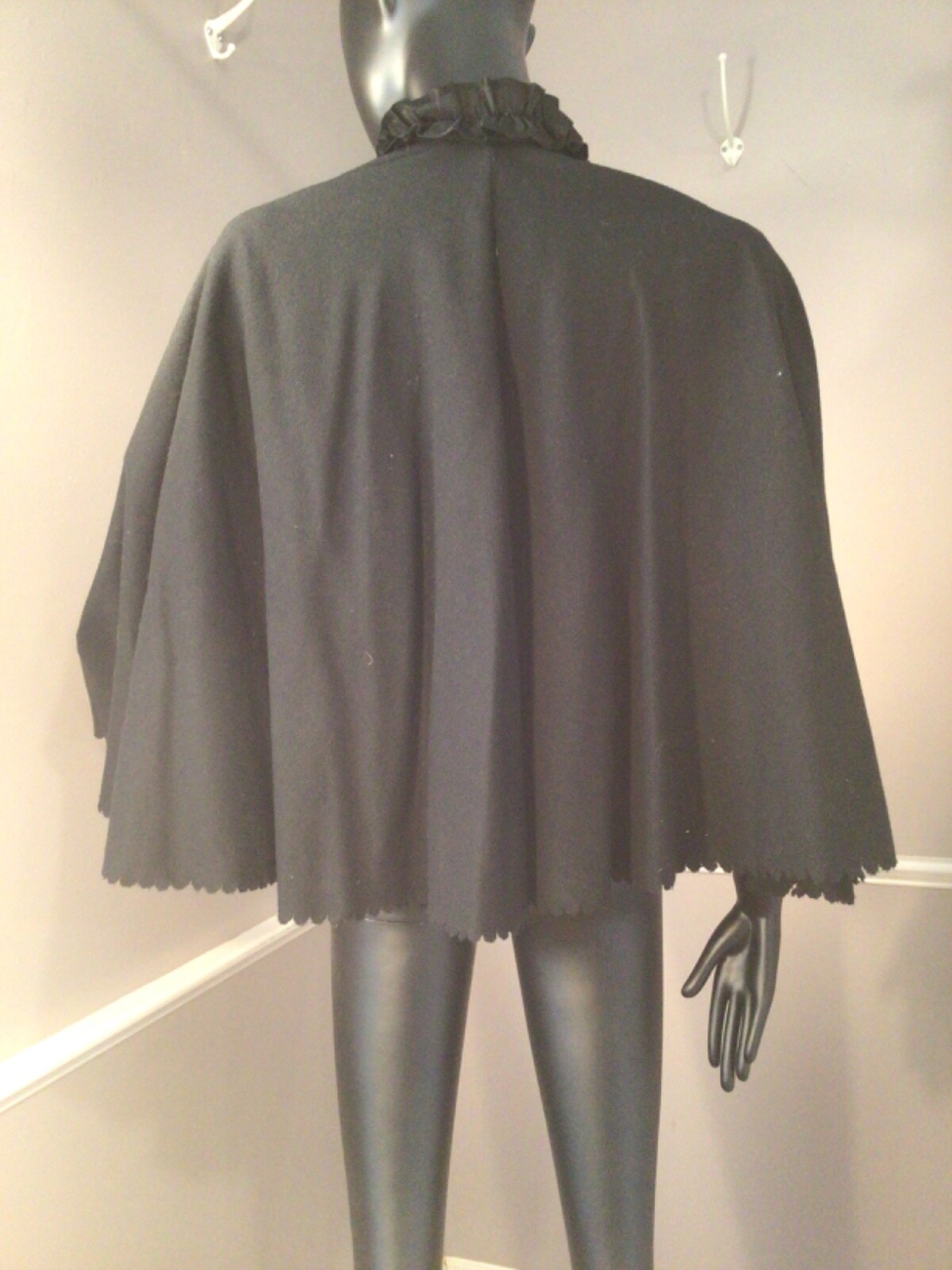 Authentic Vintage Victorian Black Wool Caplet Ruffled Collar & Ribbon Tie (E-32)