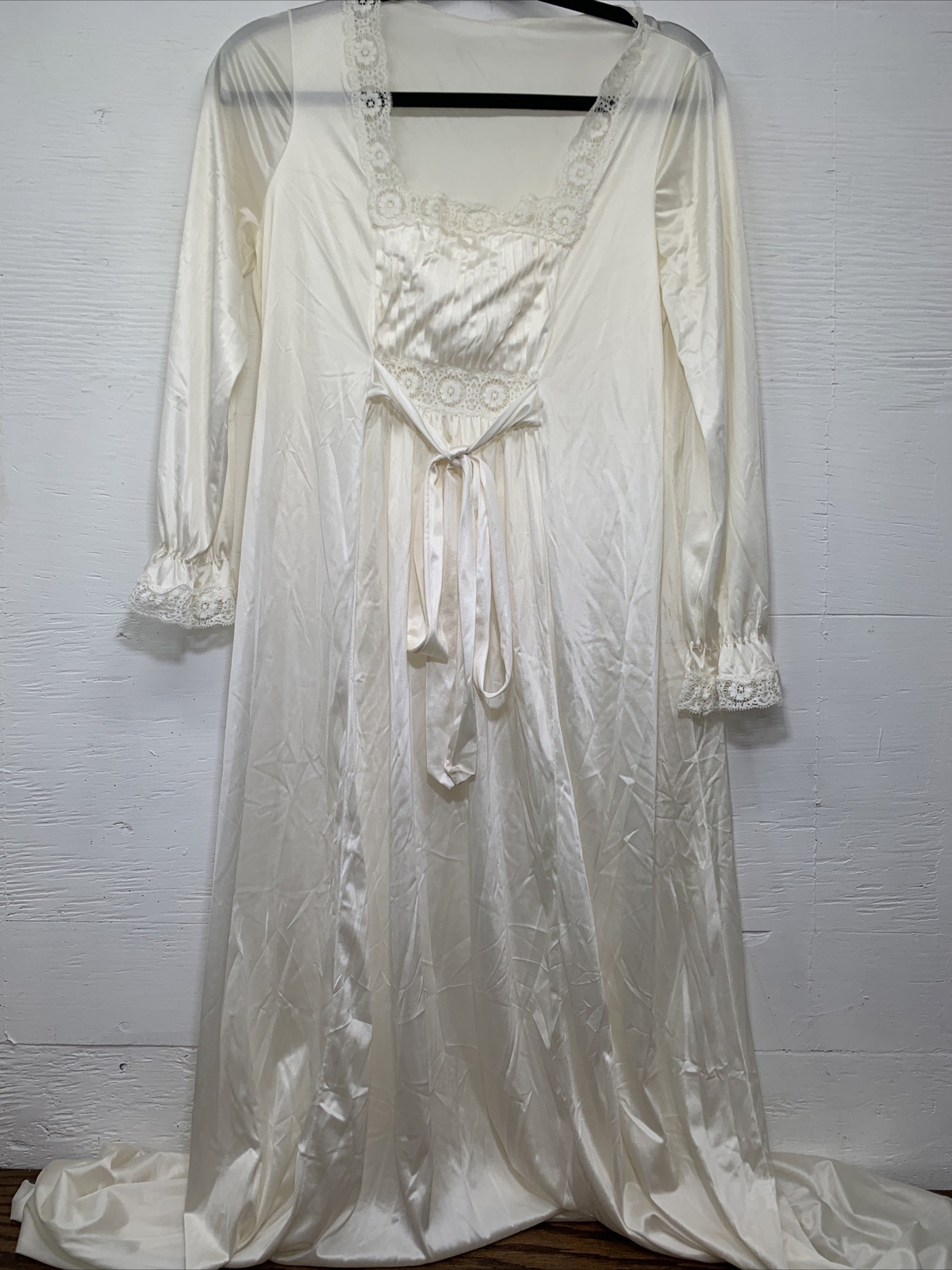 Victorian vintage Women’s sleepwear Ivory rare Find, Comfort Sz M