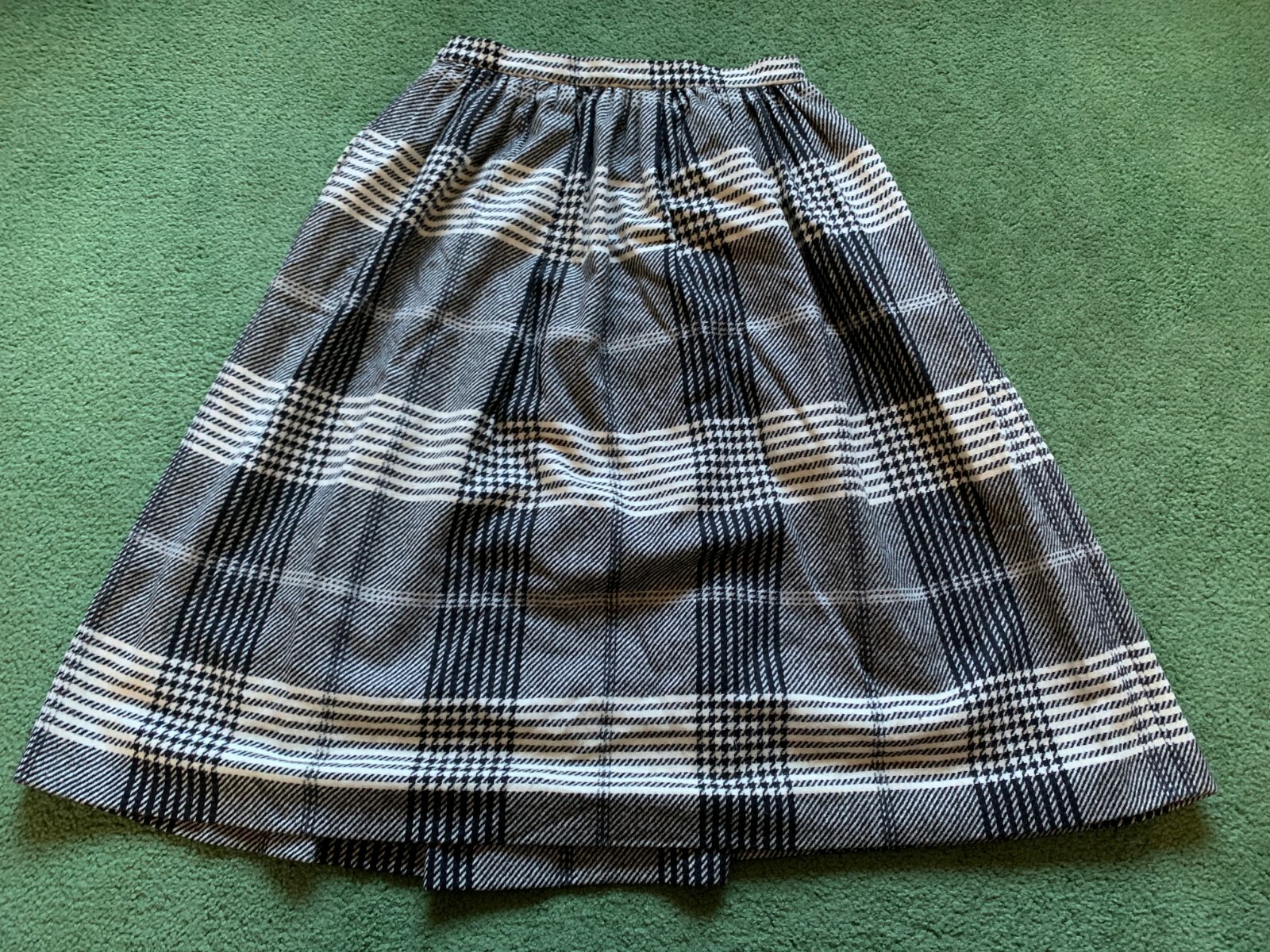 VINTAGE WOMENS JAEGER LONDON WOOL BLACK & WHITE TARTAN PLAID SKIRT KILT