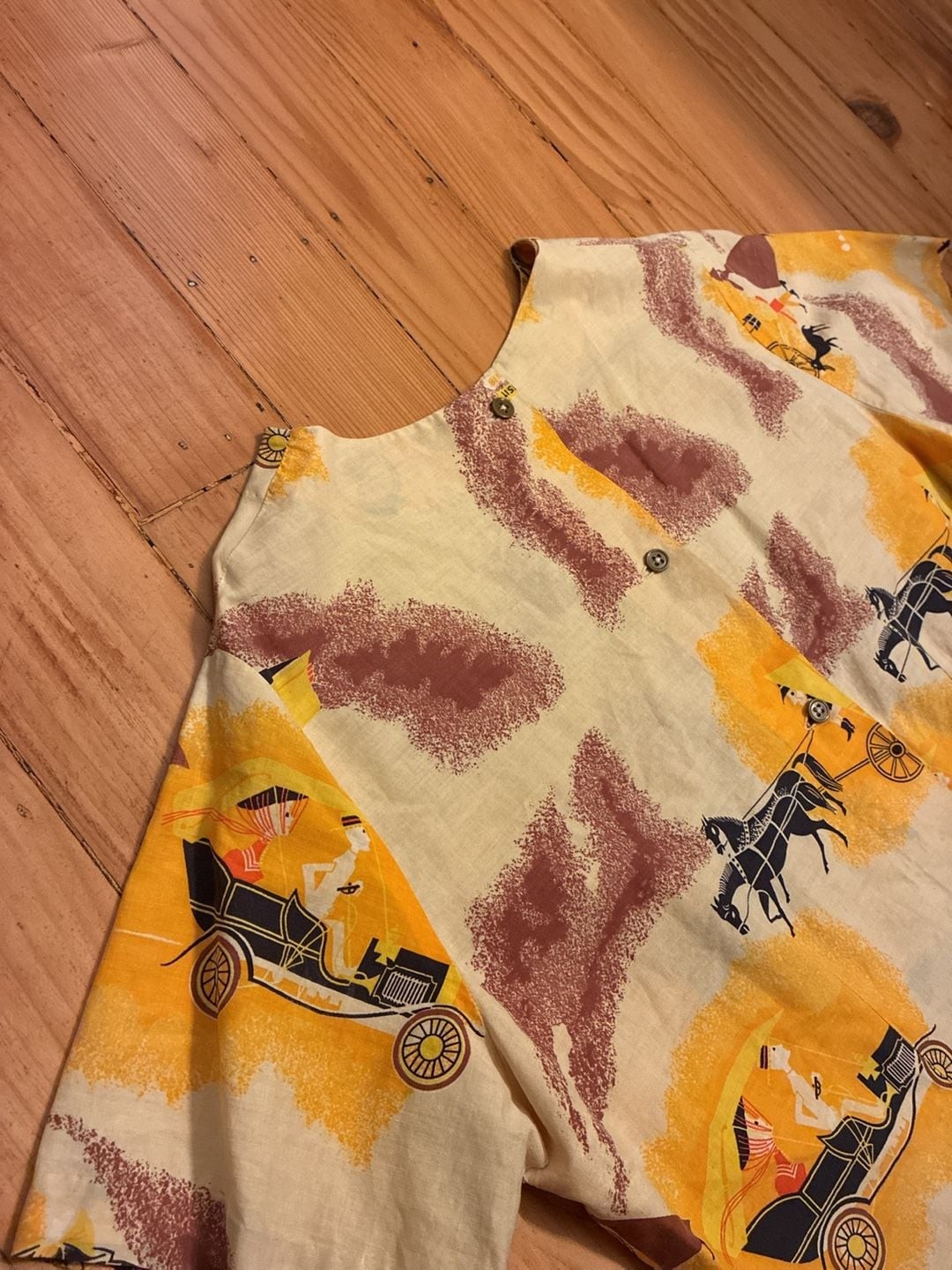Vintage 1950s Novelty Print Short Sleeve Button-Front Top with Carriage Motif