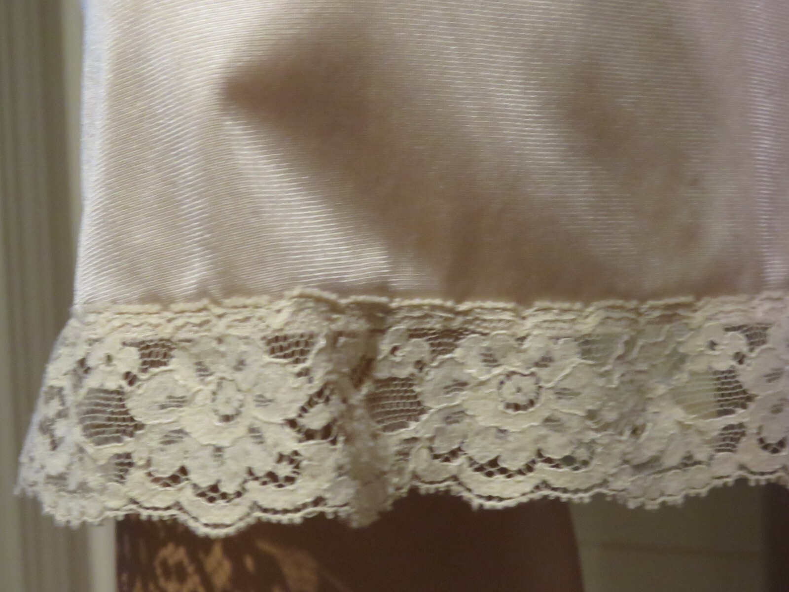 ll i Full-Slip Vassarette 37″ Long Super Soft Nylon Beige Size 34 EUC
