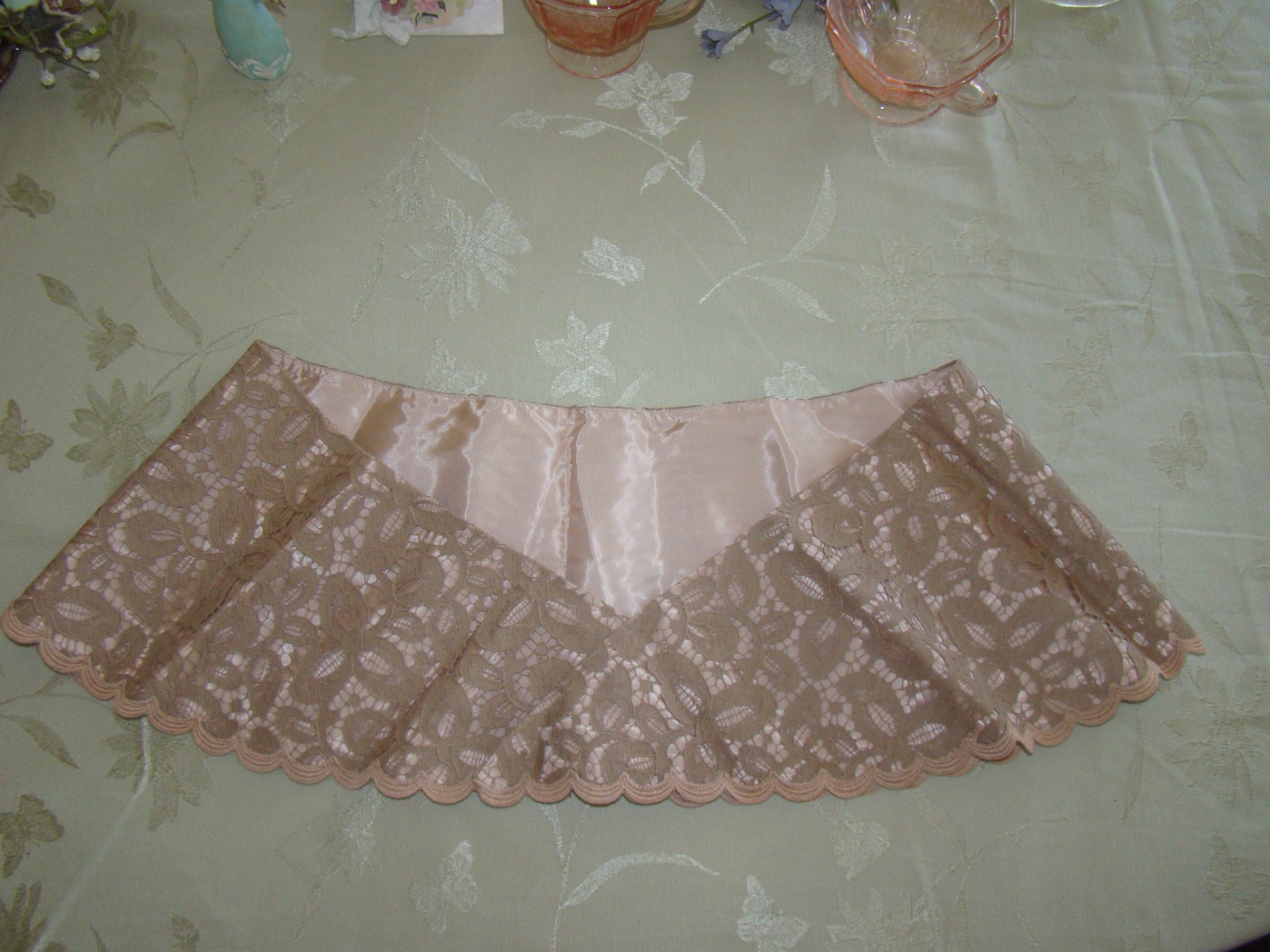 RARE MID CENTURY CUSTOM DETACHABLE CAFE AU LAIT FABRIC LACE COLLAR STOLE CAPE