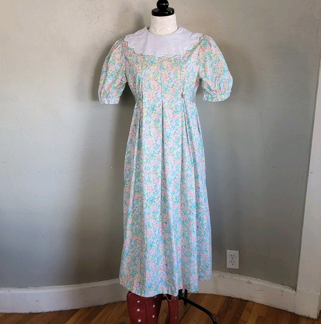 Vintage romantic floral prairie dress of the 1970s and 80s by Cynthia Gregg