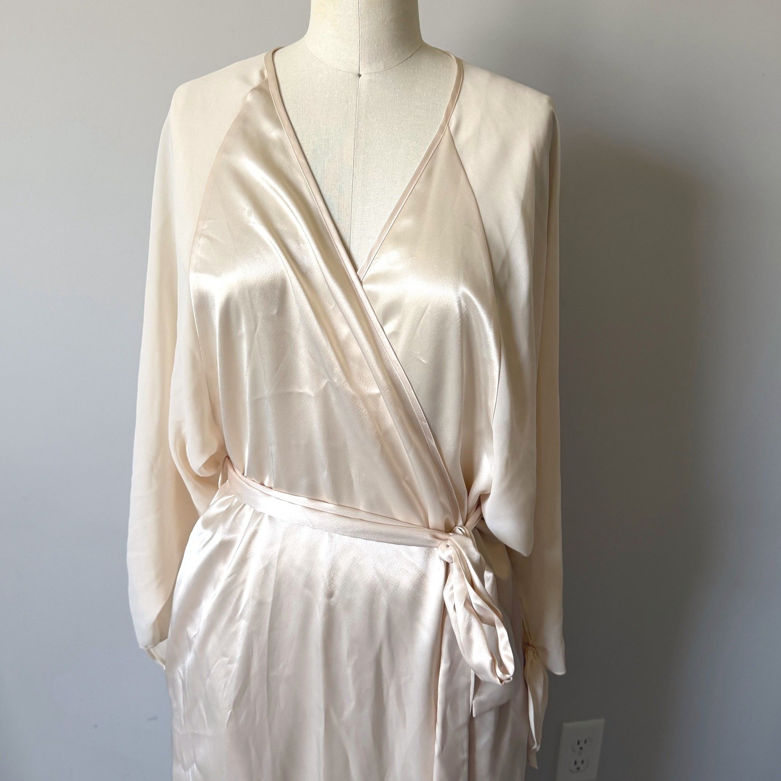 Vintage Victorias Secret NWT Gold Label Satin Robe Champagne Bow Cuff S Glamour
