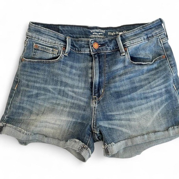 Levi high rise Jean shorts size 8/29 EUC cut off denim