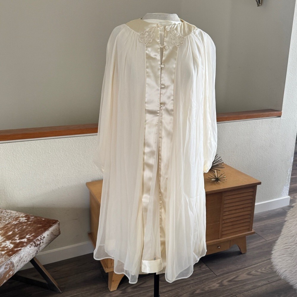 1960s Vintage Pale Almond Yellow Gossard Short Peignoir Nightgown & Robe Set