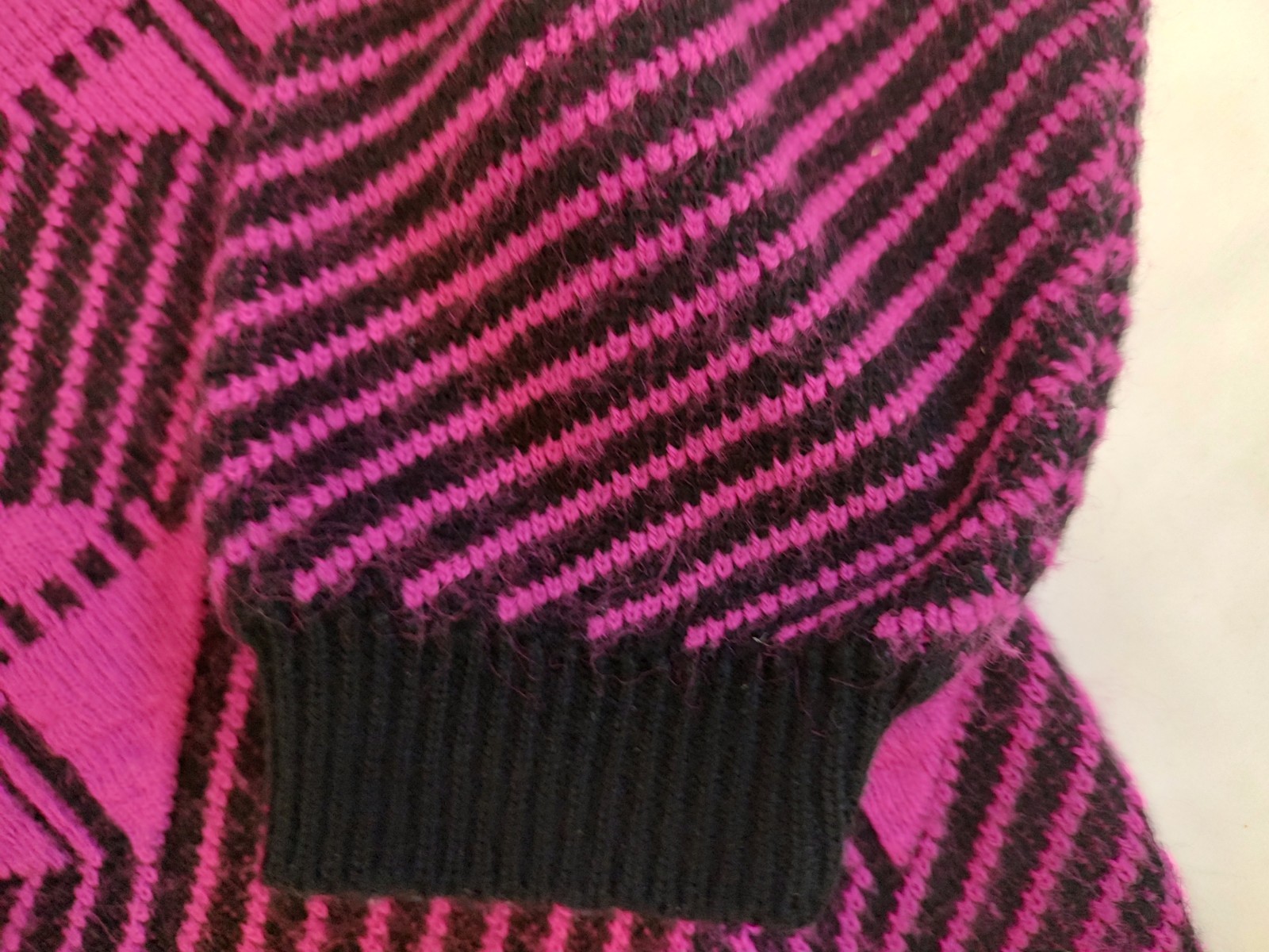 80s Vintage Sweater Glamour Knits Pullover Black Hot Pink Fuchsia Geo USA Made L