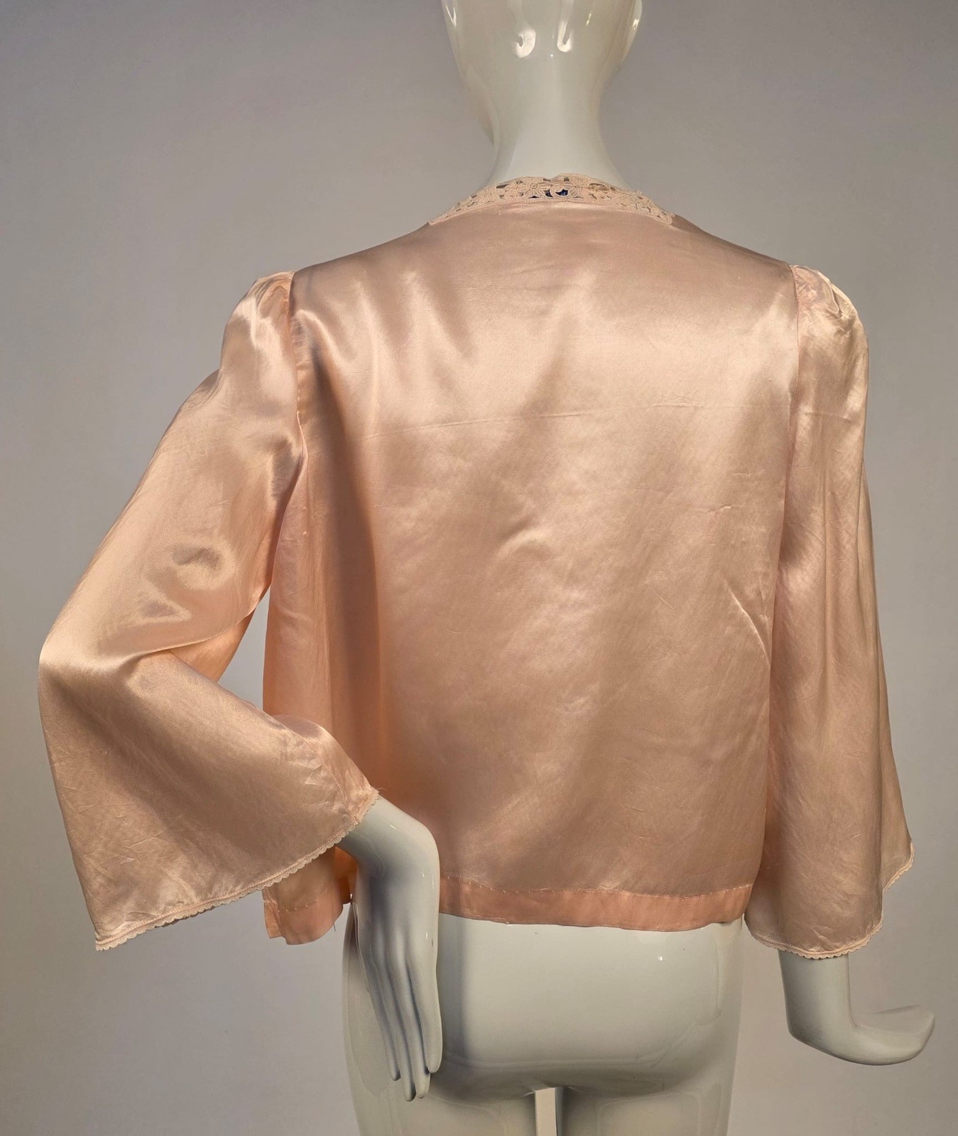 ANTIQUE 1930’S SLIPPERY SATIN FINISH RAYON BED JACKET W LACE