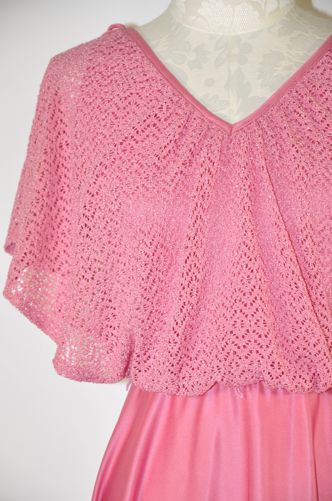 70s Vintage Pink Poly Jersey Eyelet Lace Draped Batwing Sleeve Boho Cape Dress S