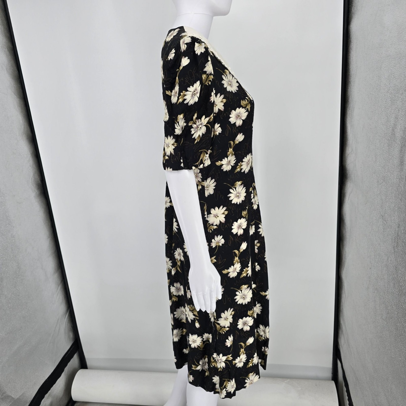 Vintage 1990s Caroline Wells Collection Pilgrim Collar Black Floral Dress (8/M)