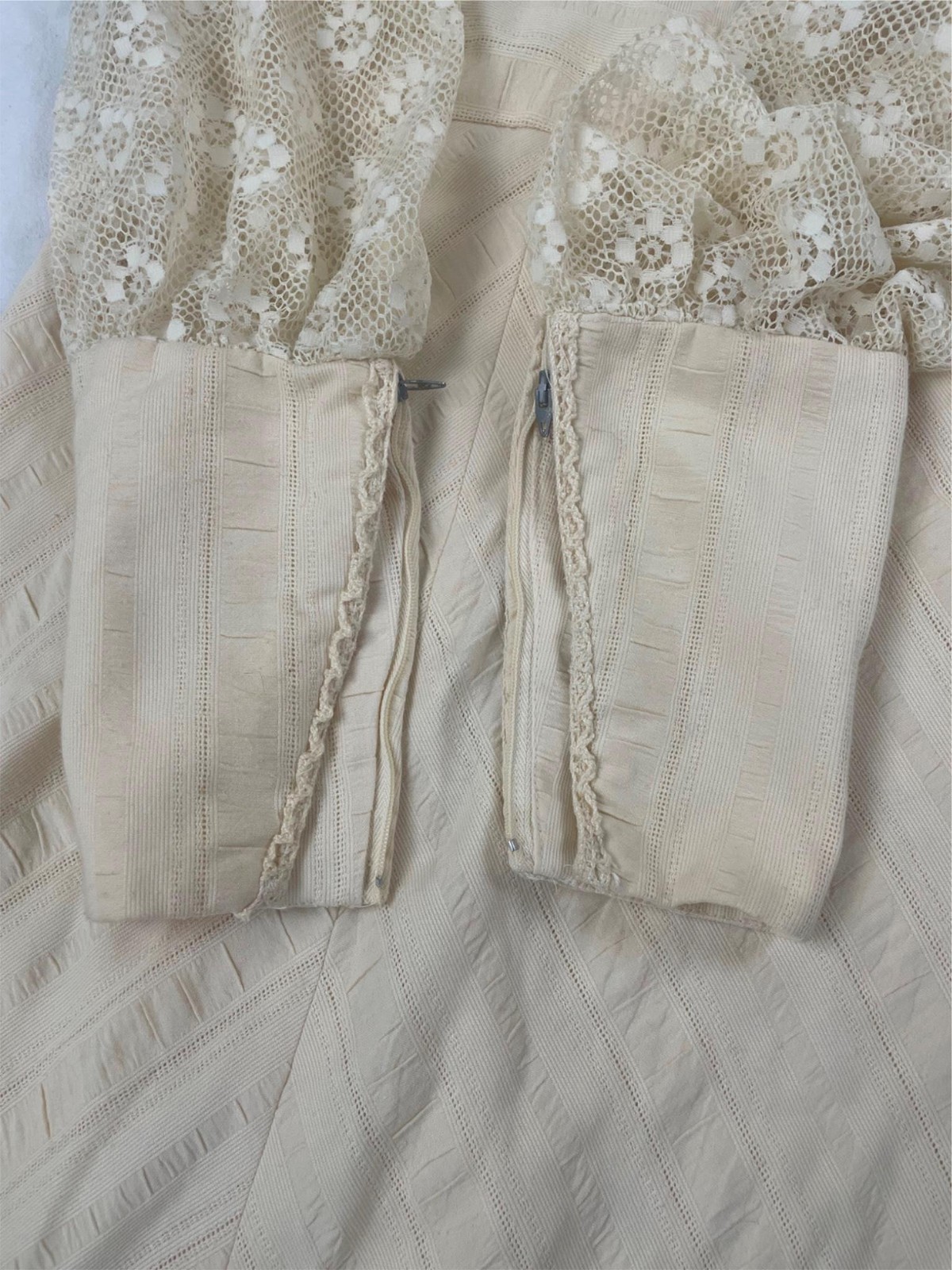 VTG WOMENS 60S RENAISSANCE PRINCESS WHITE LACE LONG SLEEVE WEDDING STYLE DRESS