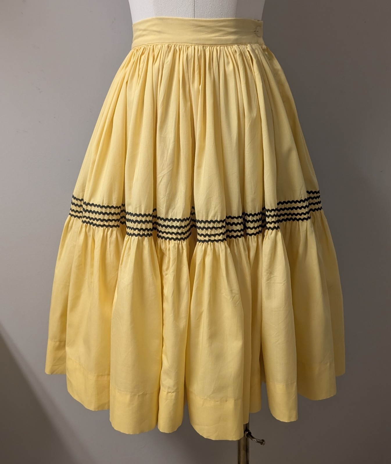 Vintage 50’s Patio Full Circle Skirt Marigold Black Ric Rac XXS