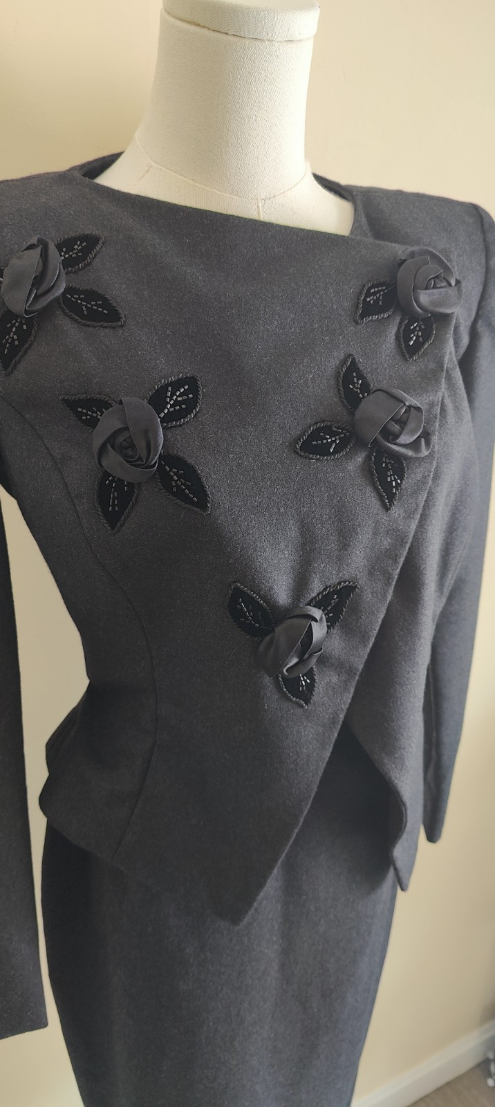 Vicky Tiel Couture Bergdorf’s VTG Black Wool Suit Rose Applique – FR Size 36