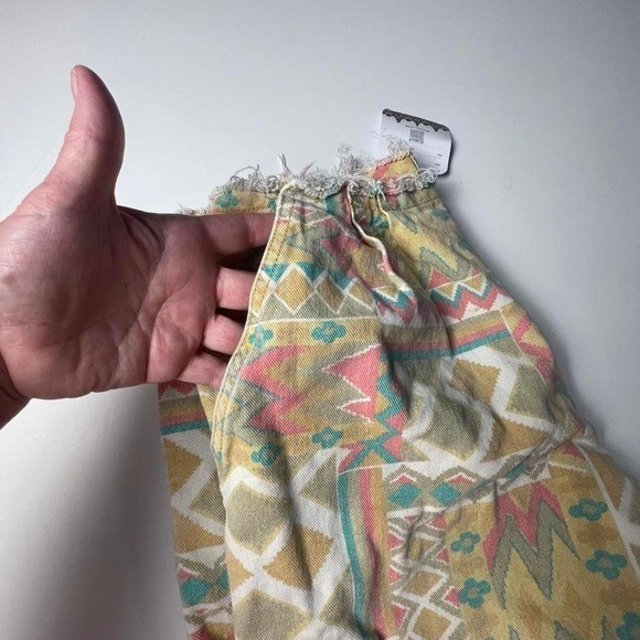 Vintage Wet Seal Aztec short size 9 frayed waistline, relaxed fit cuffs