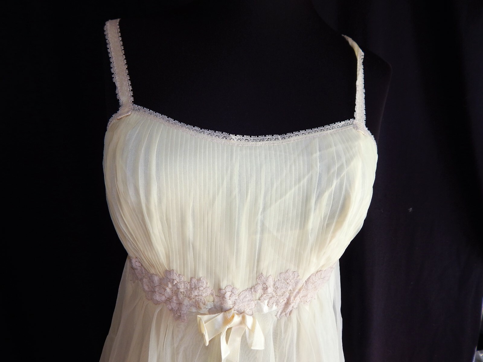 Yellow Vintage Van Raalte waltz gown, SZ 34, Nylon, empire waist/lace trim