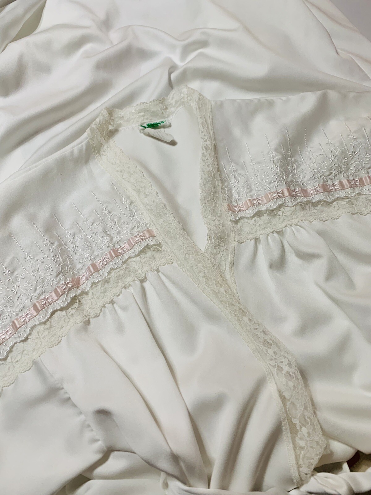 Vintage Juli of Slumbertogs White Self Tie Robe with Lace Pink Ribbon