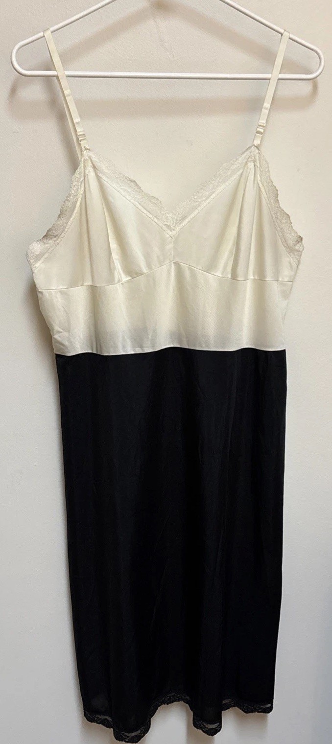Vintage 1960s Sarah Smith Ivory and Black Full Slip Size 40 Anti-Satic Style 799