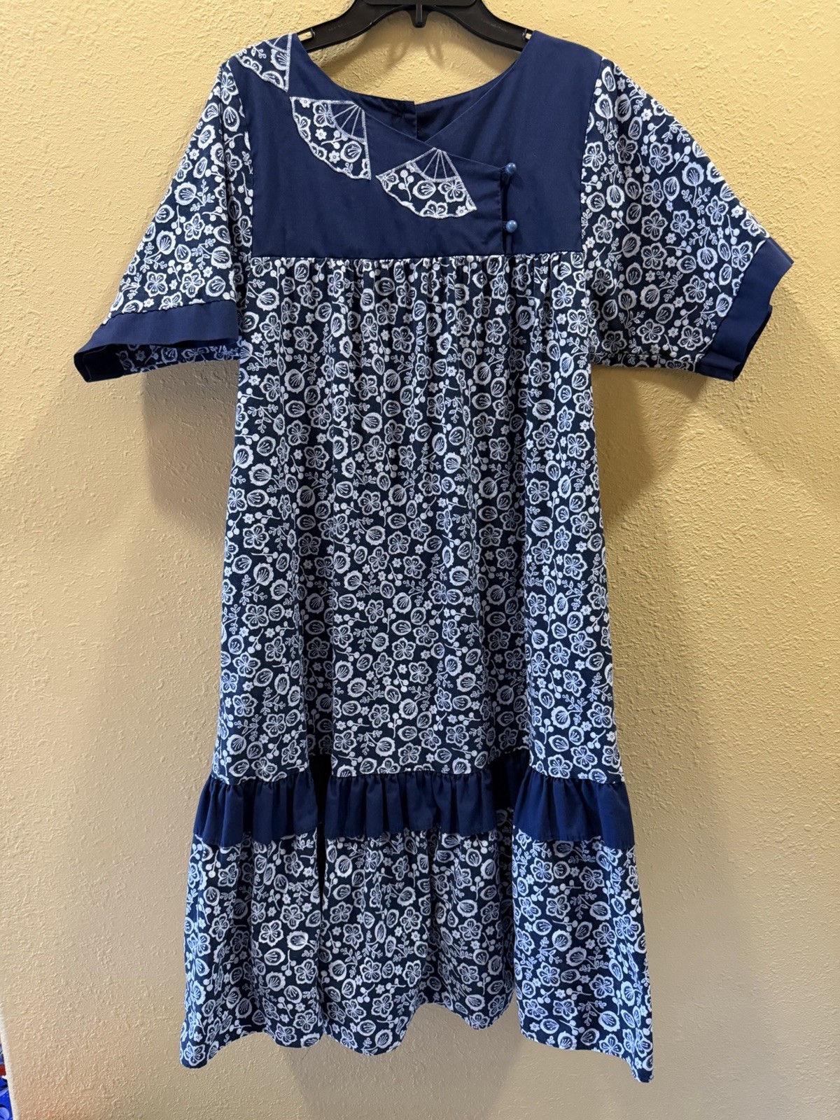 Good Times Hawaii Vintage Navy Blue Embroidered Fan Muumuu Dress Womens Medium
