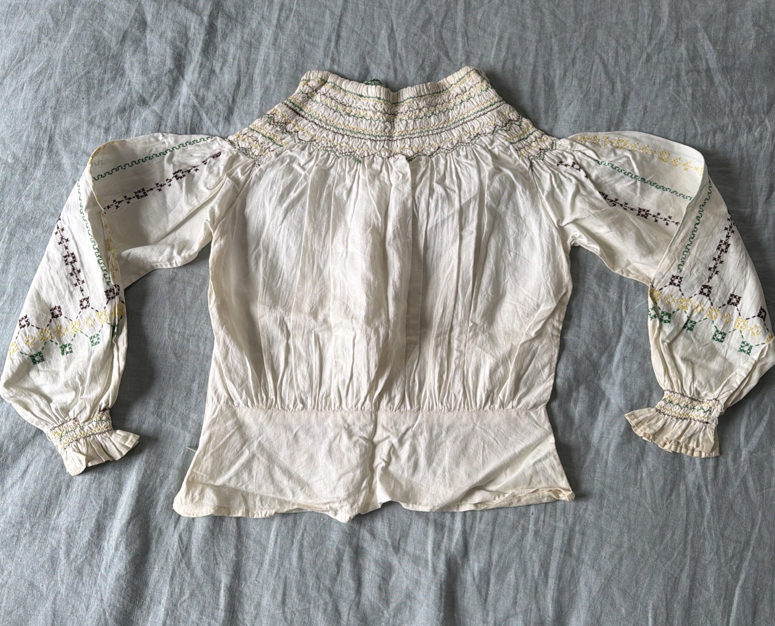 Rare 50s Women’s Vintage Embroidered Blouse Floral Cotton Smocked Neckline