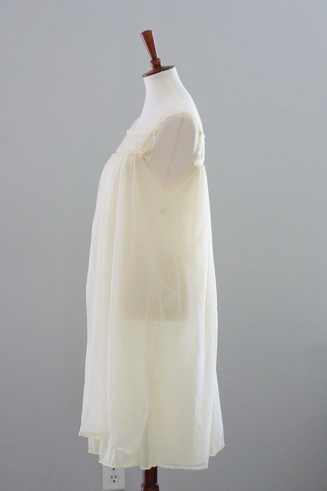 HOLLYWOOD VASSARETTE Lace + Nylon Nightgown Robe Peignoir Set Yellow – S Small