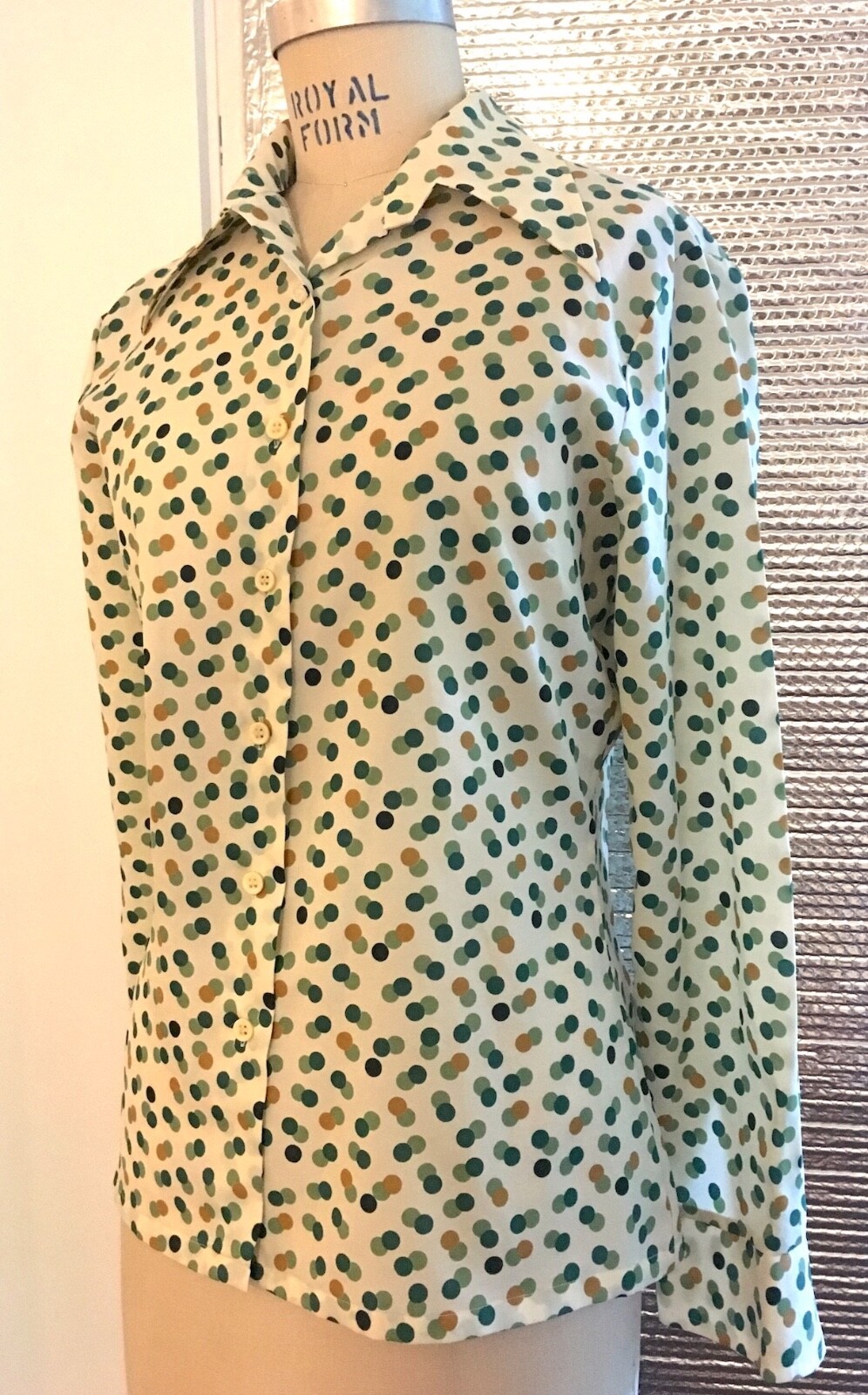 Vintage 1970’s PROVA Cream and Green Dot Shirt, 36″ Bust, Excellent Condition