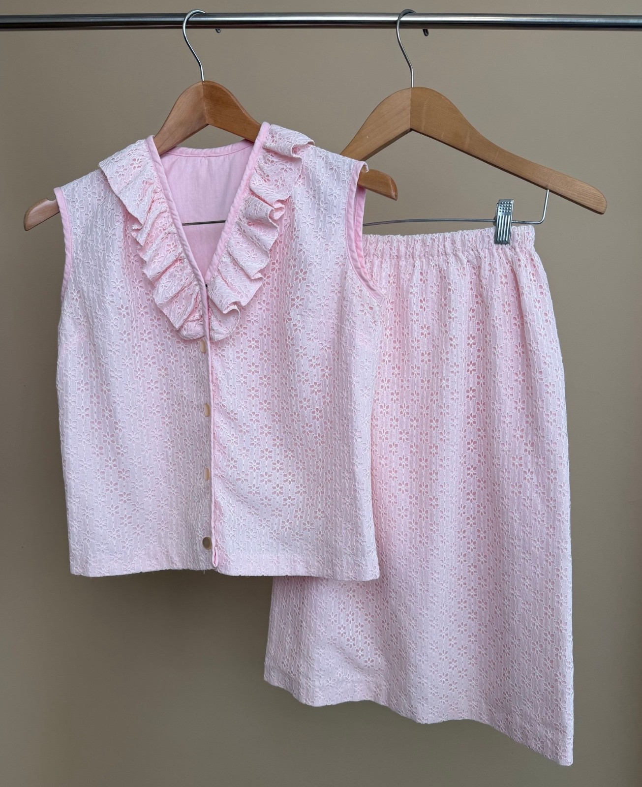 Vintage 1960s Pink Eyelet Summer Skirt Set. Size 0-2. Excellent Condition