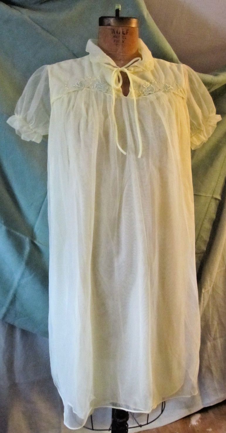 Vintage 60’s yellow Acetate Tricot & Nylon classic pin-up nightgown sz M