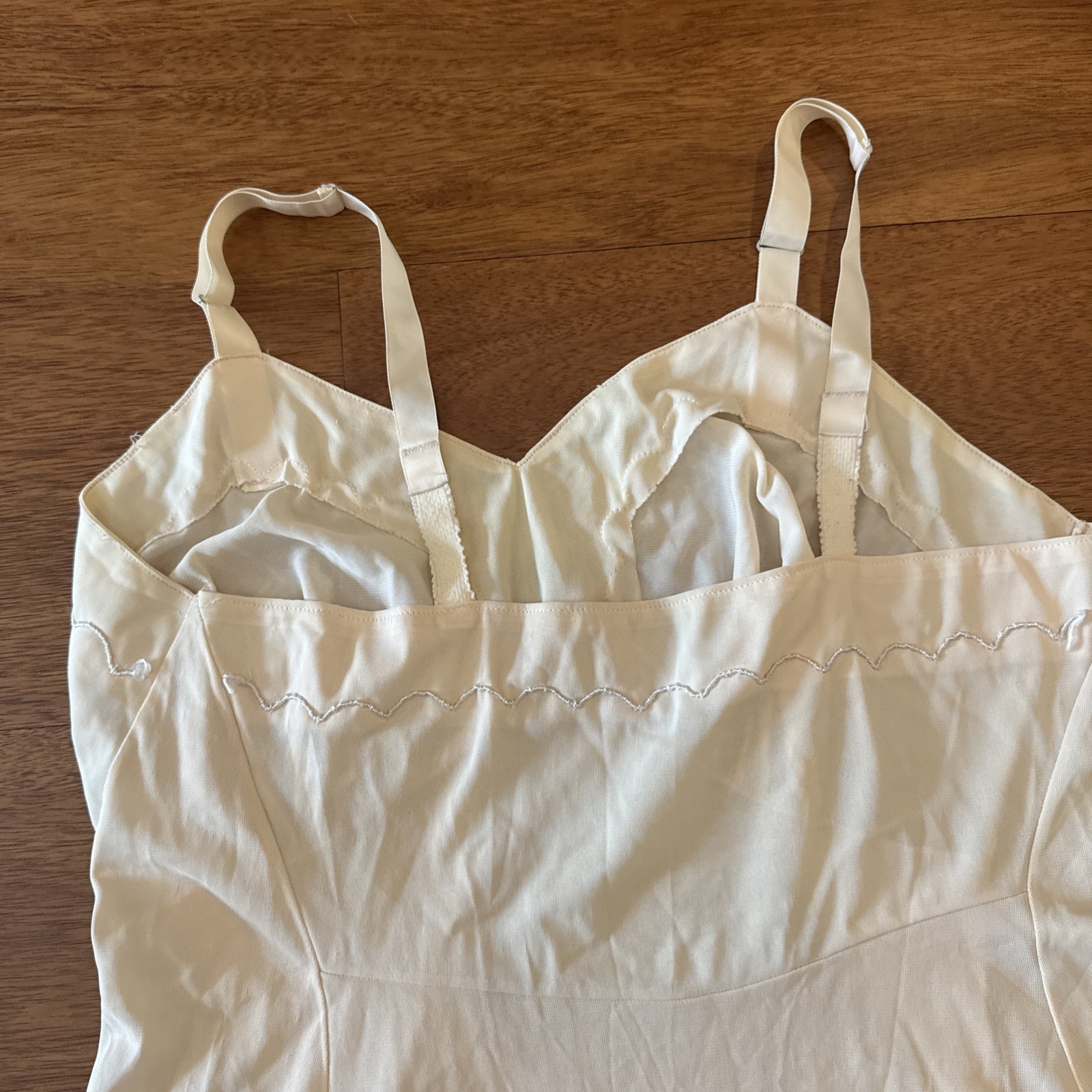 Vintage Women’s Full Slip Size 36 M Medium Nylon 39″ long off white