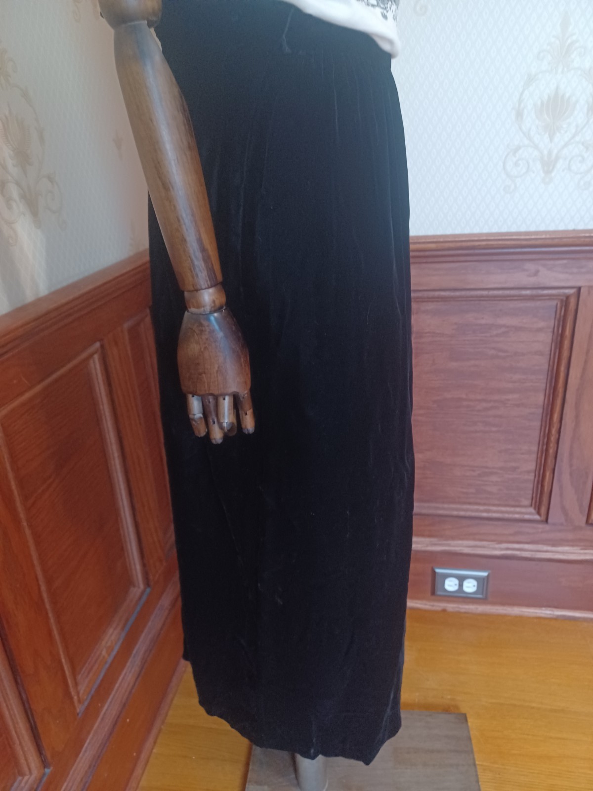 Vintage 1970s/1980s Intuitions Union-Made Black Velvet Gothic Maxi-skirt