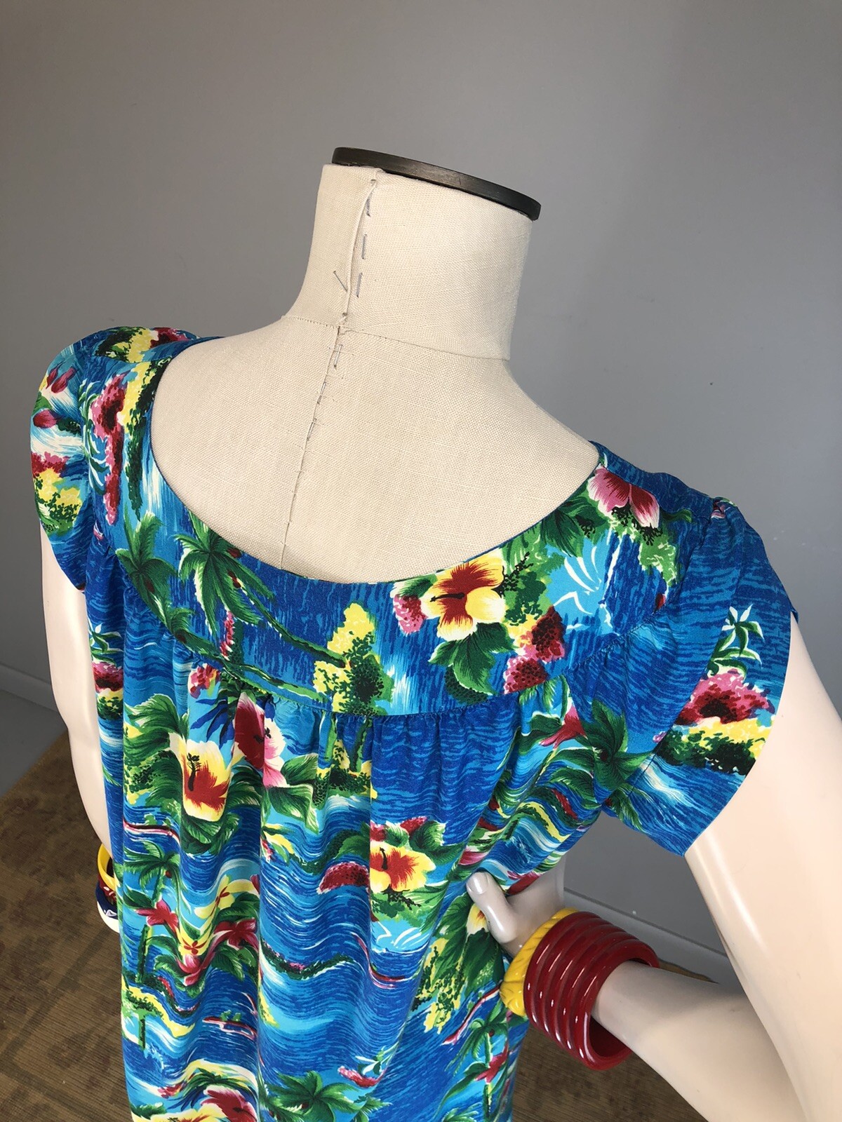 Vtg 60s Dress Hawaiian Classic Rayon Muu Muu Novelty Print Paradise Split Sleeve