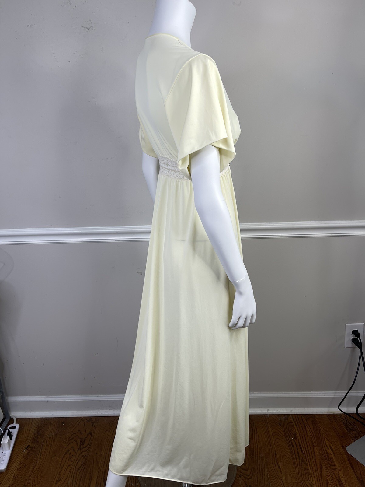 Vintage Shadowline Long Nightgown Womens 32” petite nylon Lace Pearl Snap Wrap