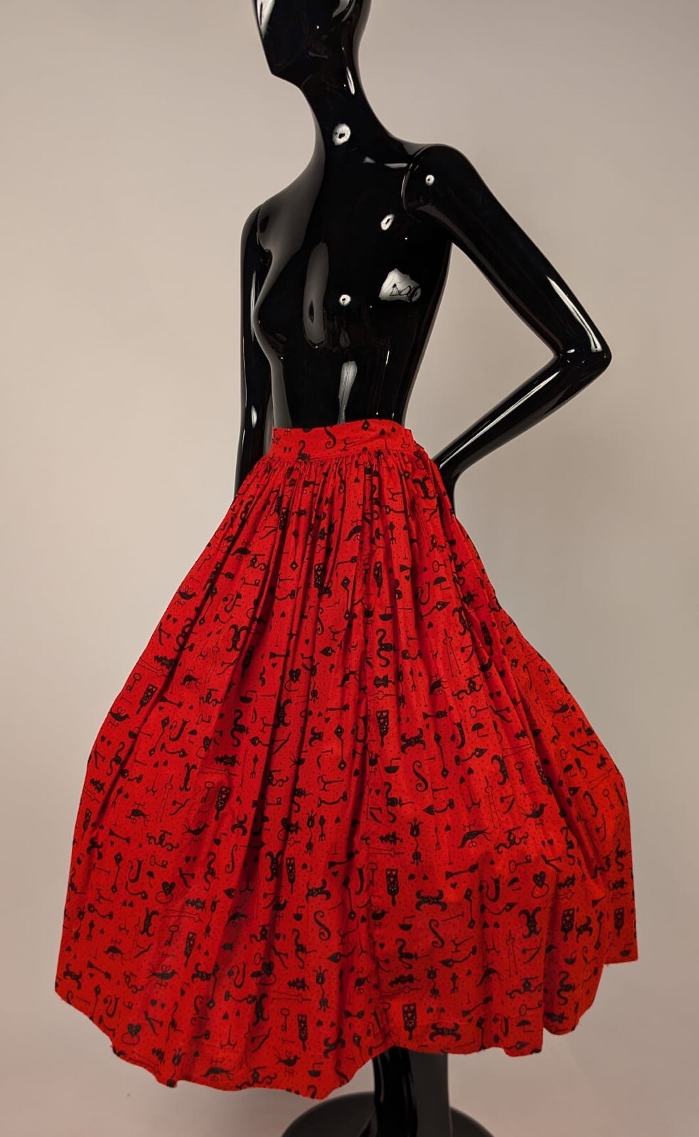 VINTAGE 1950’S RED COTTON SKIRT W 18TH C CAST IRON PRINT W HEARTS + KEYS