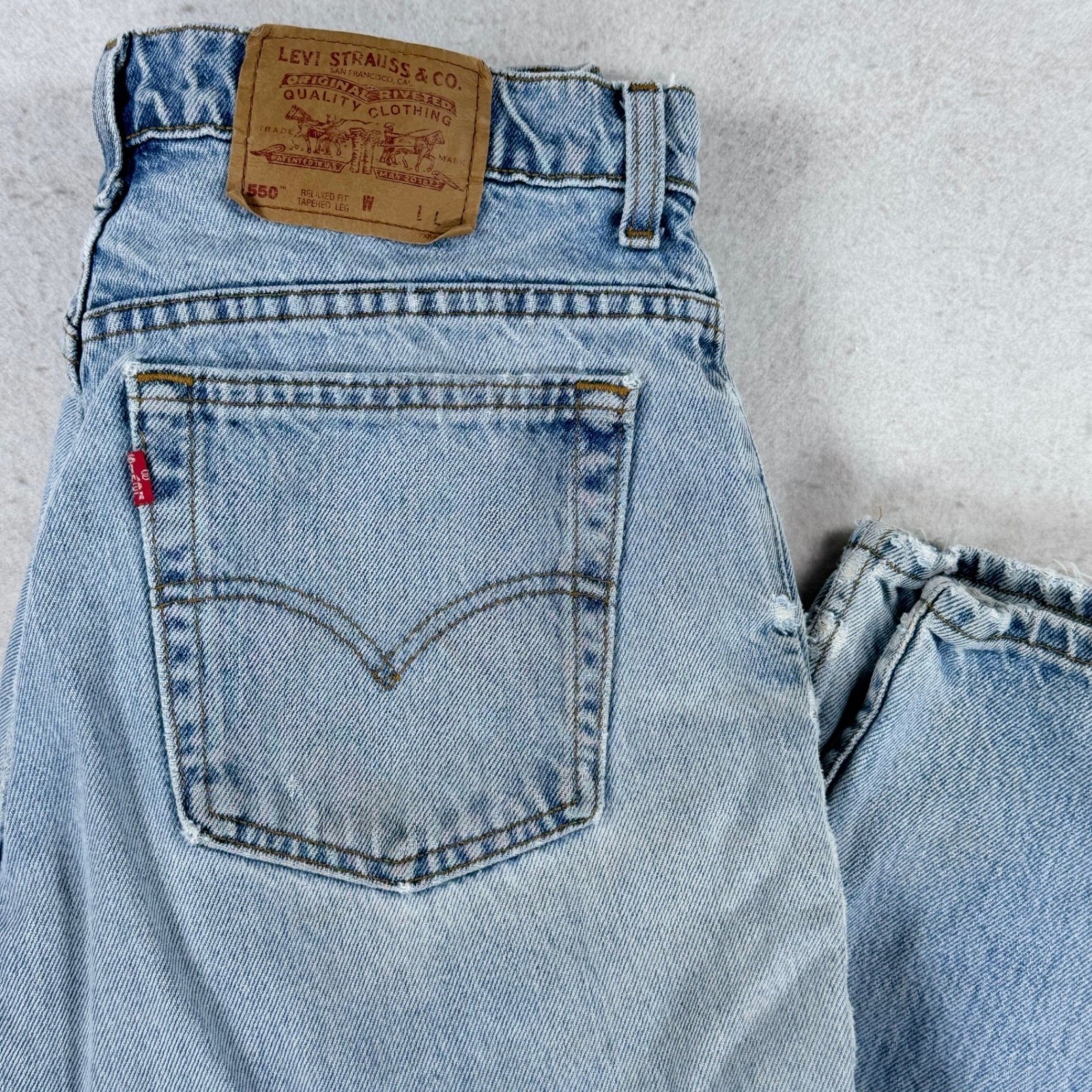 Vintage Levis 550 Relaxed Fit Tapered Leg Jeans Light Wash Denim 15 LNG Canada