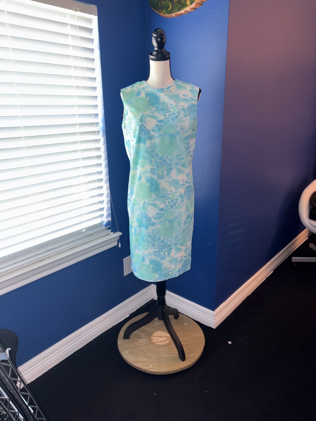 “A Splash of Retro Elegance” – Vintage 1960s Blue & Green Watercolor Shift Dress