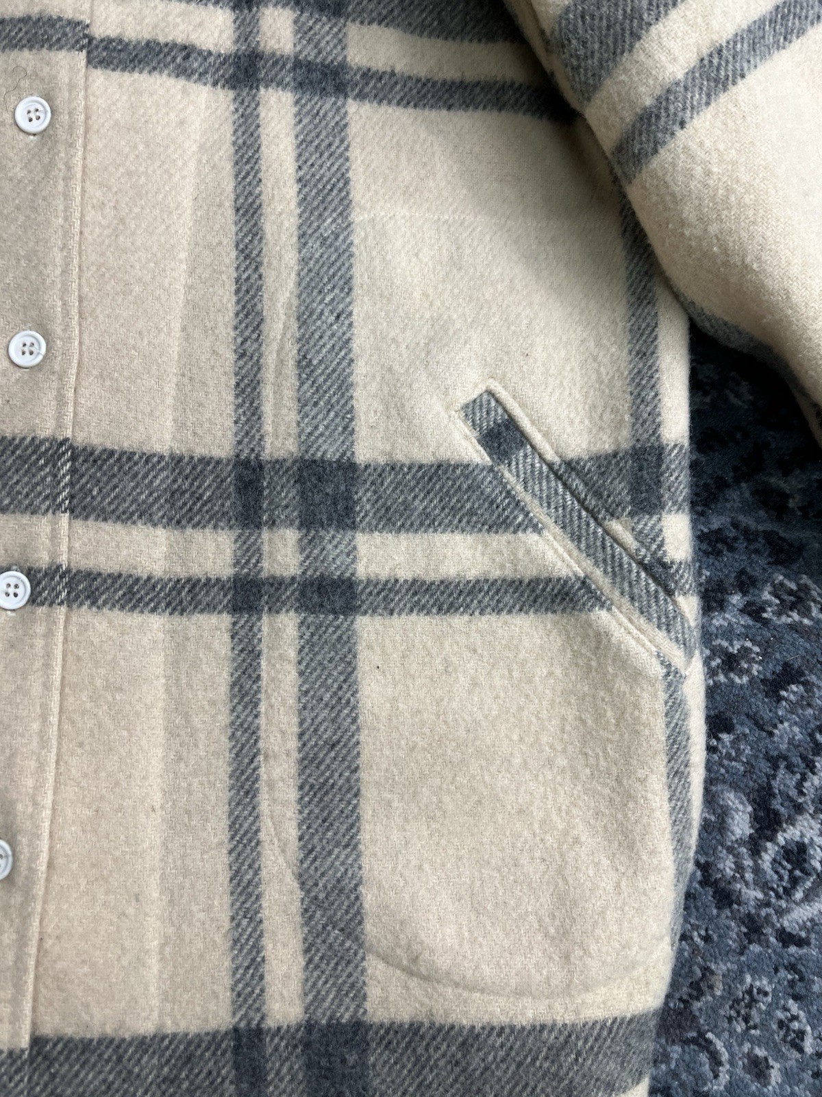 Vintage 1960s Womens’ WoolRich Flannel Shirt Size Large Made In USA beige