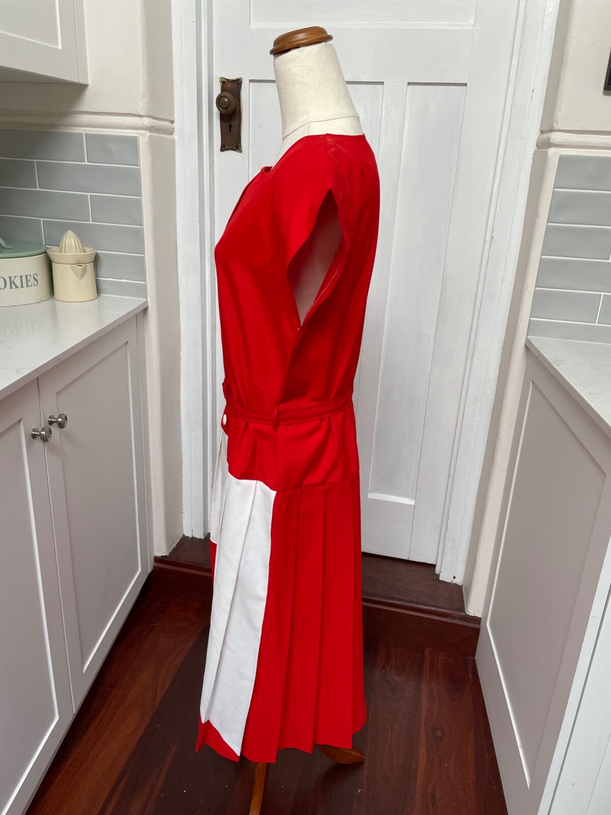 „Changing Scene” Vintage Red & White Belted 1980s Dress S12 With Pleated Skirt