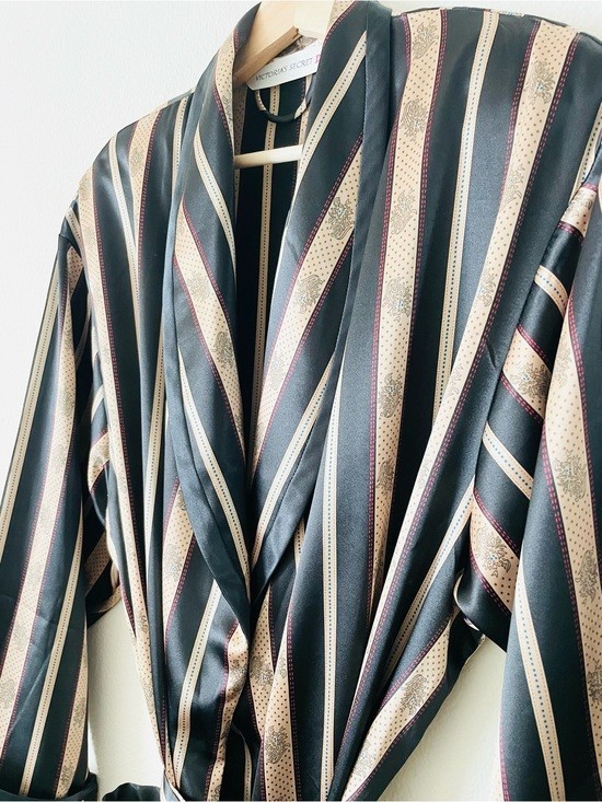 Vintage vtg Victoria’s Secret M/L black and gold pocketed belt satin robe