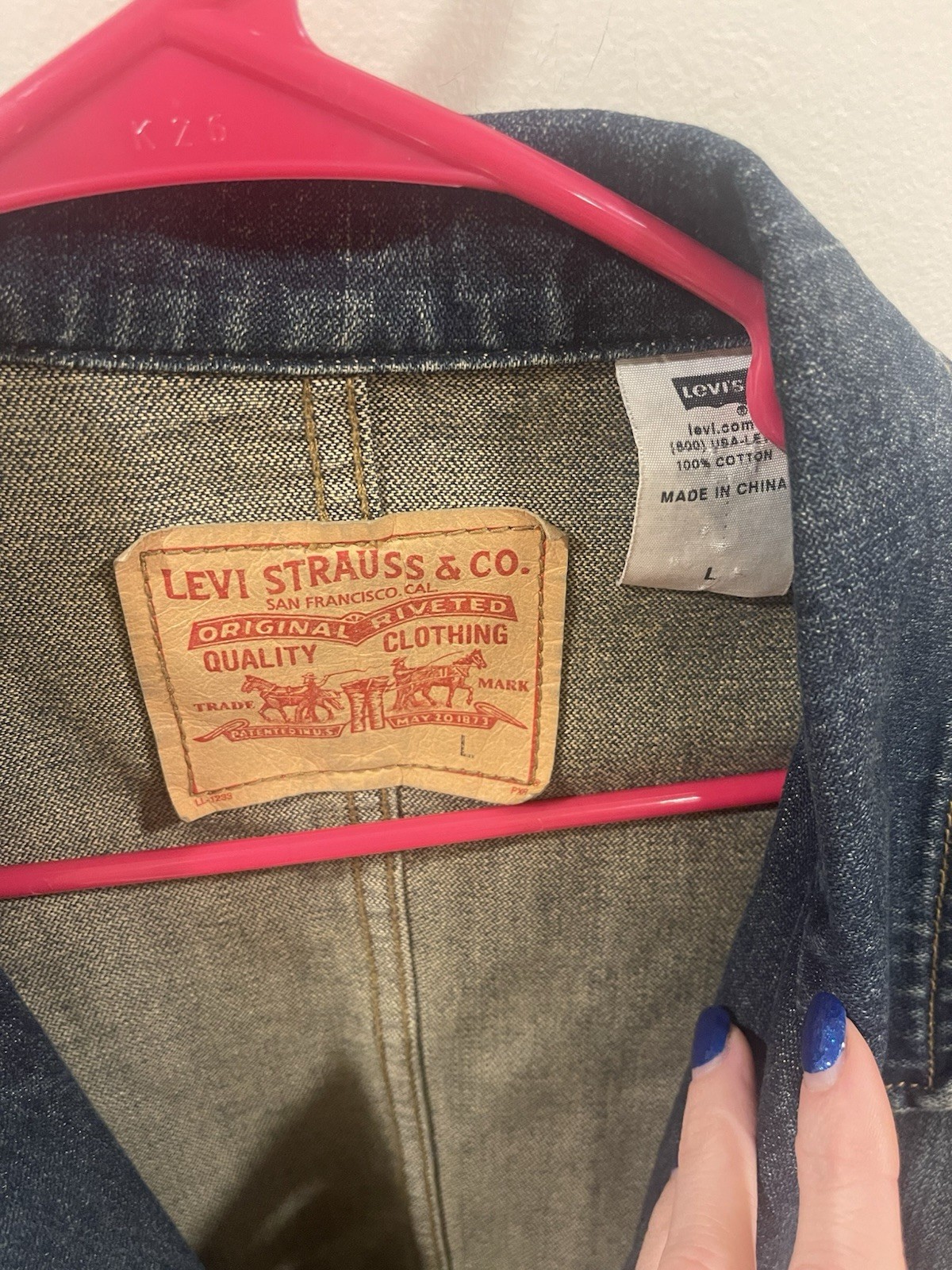 Vintage Levi’s Blue Lightweight Denim Shirt Jacket. Size Large Red Tab Barn Coat