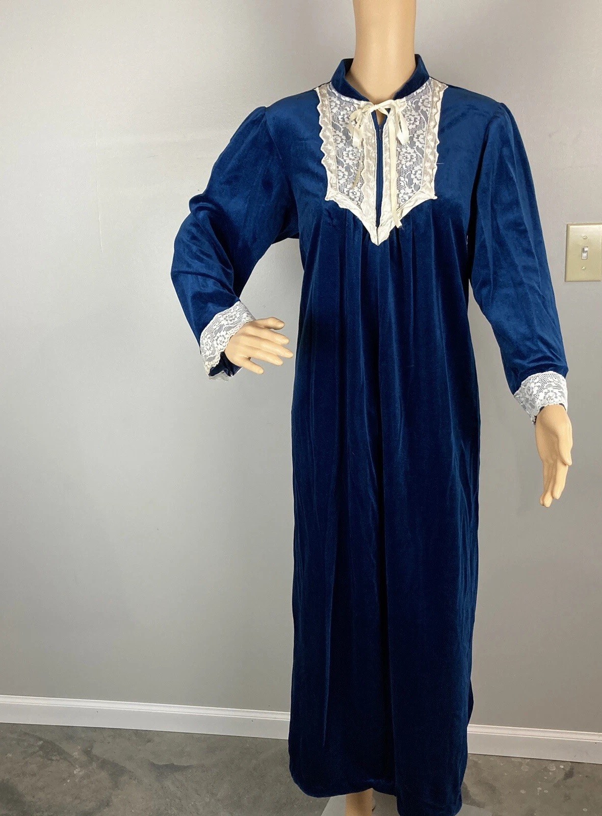 Vintage Maggie McQuade Blue Velvet w/Lace Nightgown Duster Womens Small 1/4 Zip