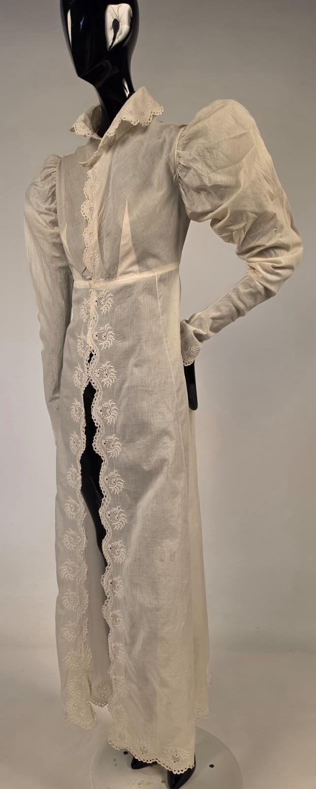 REGENCY 1815 HAND EMBROIDERED FINE COTTON DRESS W PUFF SLEEVES + STAND UP COLLAR