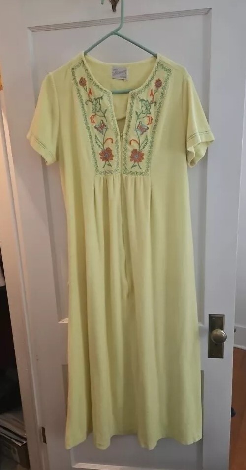 VTG Lisanne Distinctive Loungewear yellow embroidered nightgown TerryCloth SEE