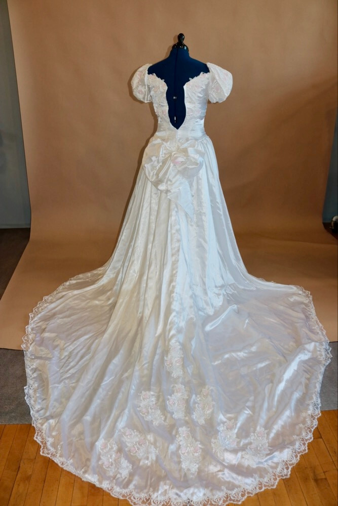 sz 8P vintage 80s/90s wedding gown, ballgown, pink and pearl details
